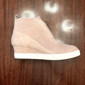 NIB Linea Paolo “Anna ‘ bootie in Blush suede.